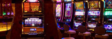 q79 Sportsbook APP ကို မိုဘိုင်းဖုန်းဖြင့် ဝင်ရောက်ကစားနေသောမြင်ကွင်း